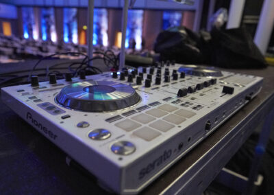DJ-Equipment mit zwei CD-Playern und Mischpult von M4E Veranstaltungstechnik Siegburg