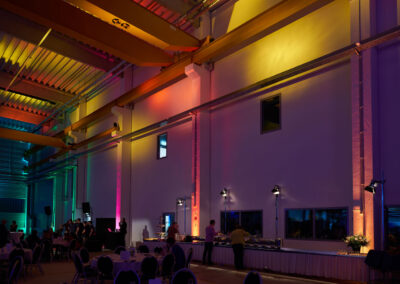 Stimmungsvolle Architekturbeleuchtung im Innenbereich bei einer Jubiläumsveranstaltung der Kautex Textron GmbH. Installation durch M4E Veranstaltungstechnik.