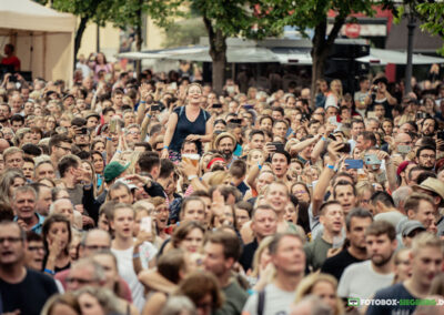 Gut gelauntes Publikum bei einem Open Air Konzert in Siegburg