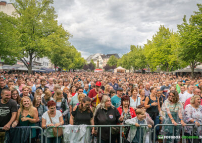 Tausende Menschen vor der Bühne der Siegburger Funken Blau-Weiss e.V. in Siegburg.