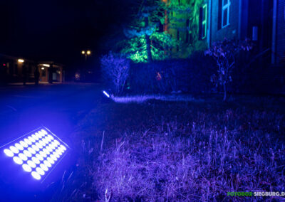 Großer LED-Scheinwerfer für Fassadenbeleuchtung. M4E Veranstaltungstechnik Referenz Evonik