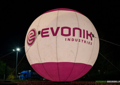 M4E Veranstaltungstechnik Referenz EvonikVon innen beleuchteter großer Ballon der Evonik Industries.