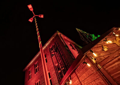 Rote Fassadenbeleuchtung zu Weihnachten eines Industriegbäudes der Evonik.