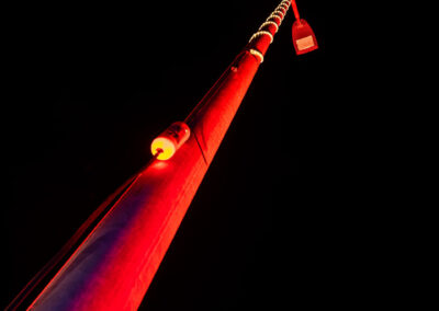 Rot angestrahlter Lichtmast bei der Evonik in Siegburg.