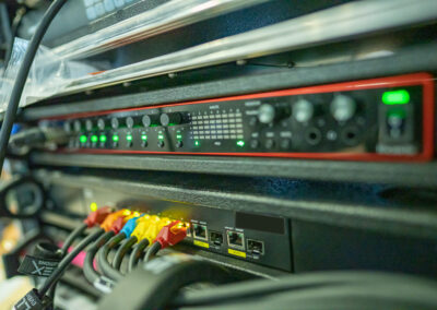 Ein Rack mit technischen Geräten für das Video Streaming, so das live in der Internet übertragen werden kann.