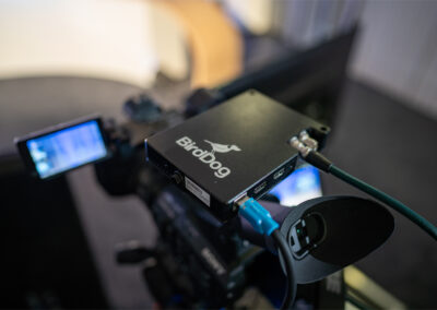 Eine Bird-Dog Streaming Box auf einer Kamera montiert für Video-Streaming.
