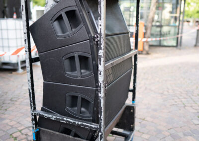 Ein Line Array in einem Flightcase, bereit für die Installation durch Techniker der M4E Veranstaltungstechnik.