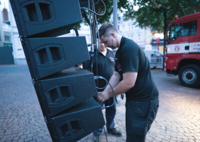 Installation eines Line-Array Lautsprechersystems durch Techniker der M4E Veranstaltungstechnik.