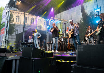 Die Bläck Föös spielen auf einer Bühne, die von M4E Veranstaltungstechnik mit Ton und Licht ausgestattet wurde.