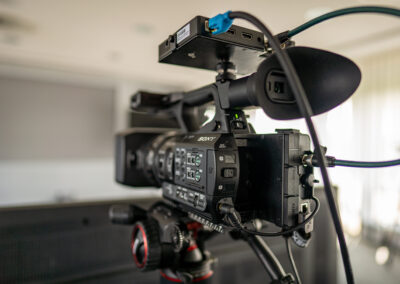 Professionelle Videokamera mit installiertem Streaming-Modul zur Übertragung von Video Streaming ins Internet von M4E Veranstaltungstechnik aus Siegburg.