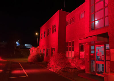 Rote Fassadenbeleuchtung am internationalen Tag gegen Gewalt an Frauen des Firmengebäudes Evonik.
