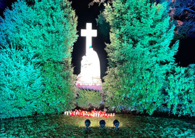 Bunte Beleuchtung in der Nacht des Friedhofs auf dem Siegburger Nordfriedhof am 31.10.2021 und 01.11.2021.