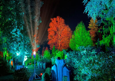 Bunte Beleuchtung in der Nacht des Friedhofs auf dem Siegburger Nordfriedhof am 31.10.2021 und 01.11.2021.