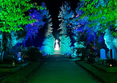 Bunte Beleuchtung in der Nacht des Friedhofs auf dem Siegburger Nordfriedhof am 31.10.2021 und 01.11.2021.