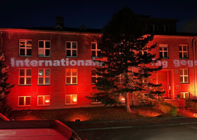 Rote Fassadenbeleuchtung am internationalen Tag gegen Gewalt an Frauen des Firmengebäudes Evonik.